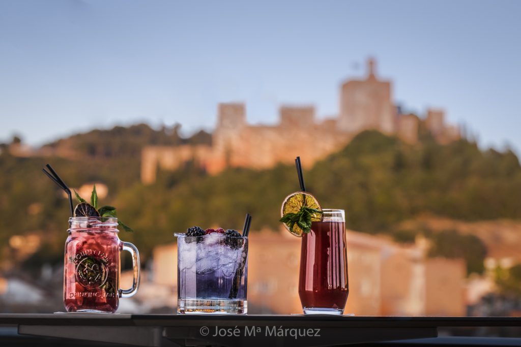 Cócteles en la terraza del Hotel EuroStars Gran Vía de Granada con vistas a la Alhambra. Fotografía Publicitaria del Fotógrafo de Empresas de Granada José Mª Márquez.