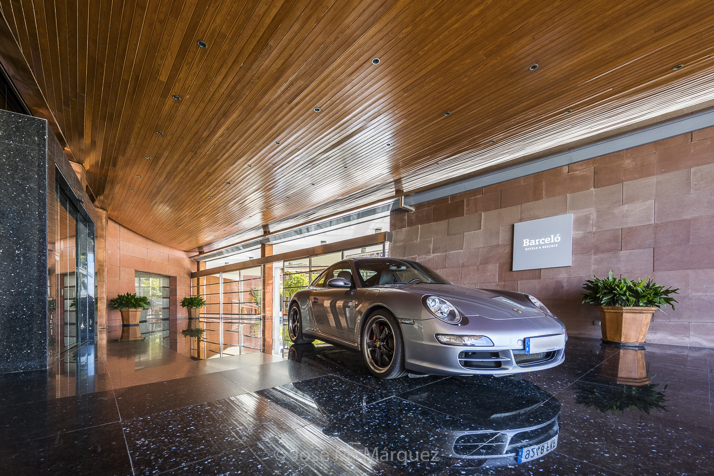 Un Porsche en el Hall del Hotel Barceló Granada Gongress durante la Concentración del Club Porsche Granada. Fotógrafo Publicitario de Granada.