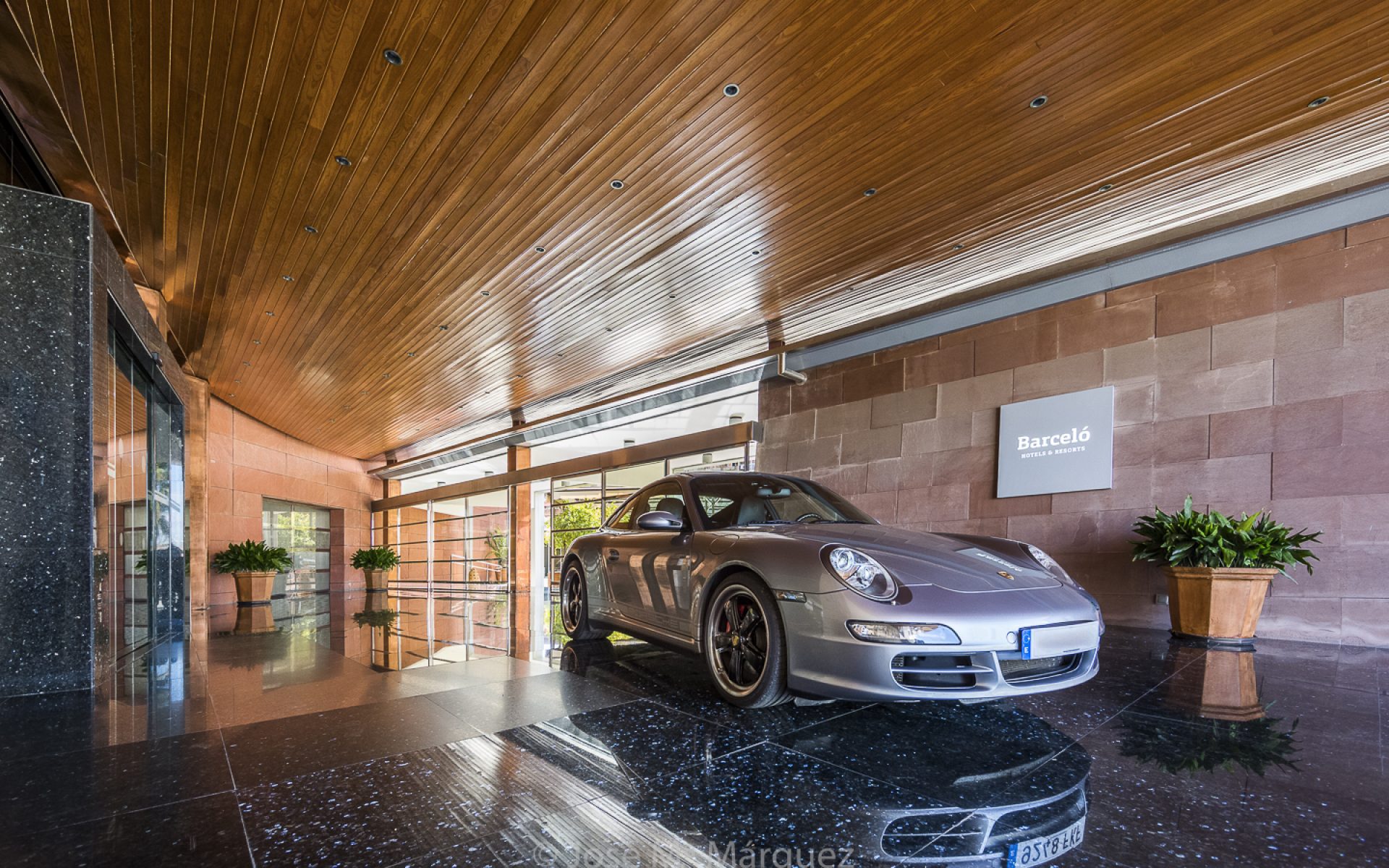 Un Porsche en el Hall del Hotel Barceló Granada Gongress durante la Concentración del Club Porsche Granada. Fotógrafo Publicitario de Granada.